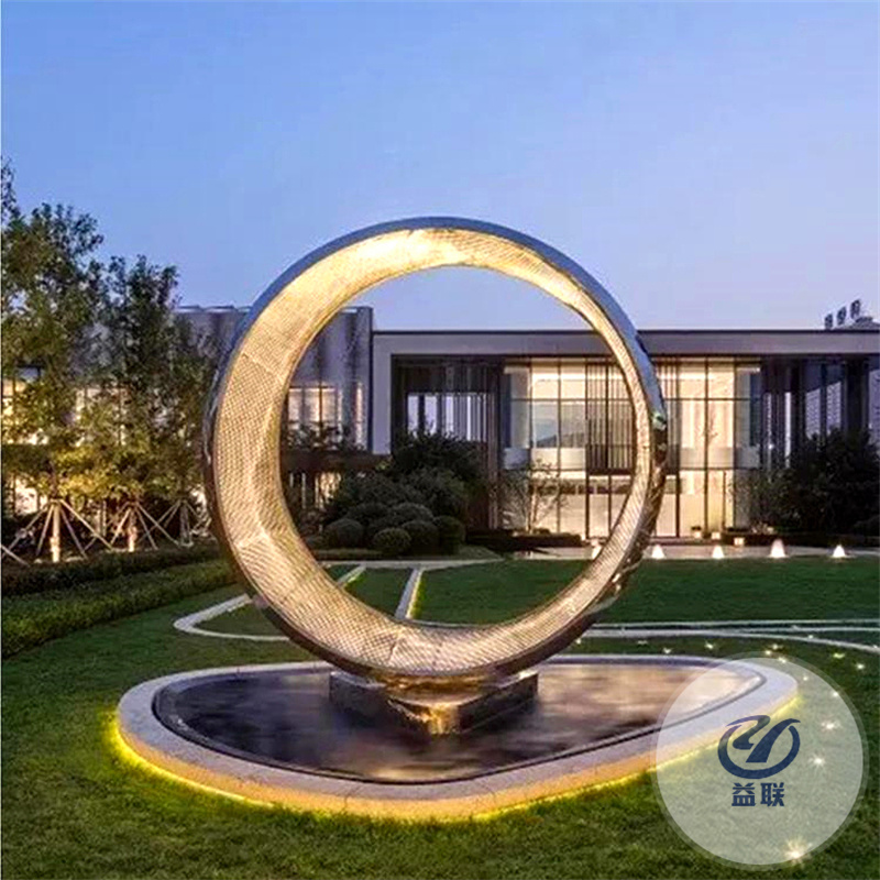 大型景觀不銹鋼雕塑鹿定制圓環(huán)鏤空戶外城市校園鏡面水景月亮擺件